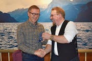 Mit der Schlüsselübergabe für das Probelokal gratulierte der abtretende Präsident Fabian Wyrsch seinem Nachfolger Stefan Bissig (links). (Bild: Georg Epp (Flüelen, 1. Dezember 2018))