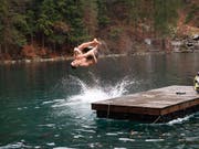 Das kalte Wasser im Blausee hat die Schwimmer nicht abgeschreckt. Das Schwimmen für einen guten Zweck verzeichnete einen Teilnehmerrekord. (Bild: Stiftung Freude herrscht)