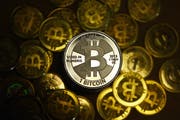 Ist wirklich alles Gold, was glänzt? Der Bitcoin ist die wohl bekannteste Kryptowährung, doch der Kurs schwankt stark. (Bild: Jens Kalaene/Keystone)