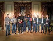 Stadtpräsident Anders Stokholm und Stadtschreiber Ralph Limoncelli posieren im Rathaus mit den Preisträgern und Laudatoren. (Bild: Reto Martin)