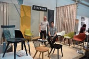 Eddy Haller und Sandro De Mattio von Sitzwerk präsentieren in der Shedhalle ihre bearbeiteten Stühle aus England und Italien. (Bild: Christian Tschümperlin (Zug, 1. Dezember 2018))