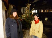 Nadia Maria Endrizzi (links) umrahmte den Adventsapéro des Einwohnervereins Werdenberg musikalisch, da freute sich auch Präsidentin Veronika Kuhn. Bild: (Hansruedi Rohrer)