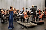 Das Stadtorchester Zug mit den Solisten Milena Bonaventurové (links) und Rupert Hunz. (Bild: Christoph Trächslin (Zug, 2. Dezember 2018))