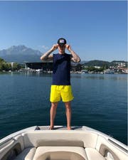Marvin Schulz posiert auf dem Vierwaltstättersee. (Quelle: Instagram)