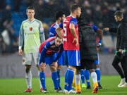 Erschöpfte und enttäuschte Basler nach dem 1:3 im Spitzenkampf gegen Bern (Bild: KEYSTONE/GIAN EHRENZELLER)