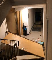 Die Explosion war so heftig, dass die Türe aus dem Rahmen gesprengt wurde. (Bild: Kapo SG)