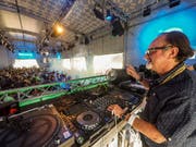 Hinter den Plattentellern fühlt sich DJ Johnny Lopez wohl. Hier sorgt er im Bacardi-Dome am Open Air St.Gallen für Stimmung. (Bild: Peter Hummel)