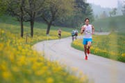 Ein Läufer kämpft sich am Zugerberg Classic die Strecke hinauf. (Bild: Maria Schmid (Zug, 6. Mai 2018))