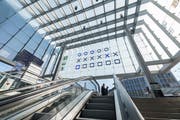 Die binäre Uhr am St.Galler Hauptbahnhof funktioniert nur manchmal. (Bild: Hanspeter Schiess)