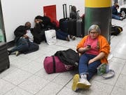 Zehntausende Gestrandete am Flughafen Gatwick versuchen sich die Zeit totzuschlagen. (Bild: KEYSTONE/EPA/FACUNDO ARRIZABALAGA)