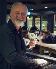 Johnny Lopez aktuell als Bar-DJ im «Blumenmarkt». (Bild: Peter Hummel)
