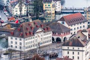 Die beiden kantonalen Museen am Kasernenplatz: Natur-Museum (links im Vordergrund) und Historisches Museum (rechts, mit den blauen Fensterläden).Bild Roger Grütter