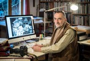 «Sie sammelte jedes Fläschchen, jeden Fetzen, jede Schachtel»: Helio Hickl zeigt am Computer, wie es im Haushalt seiner Mutter aussah. (Bild: Reto Martin)