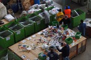 Die manuelle Sortierung des KUH-Bag-Inhalts bei der Empa ergab, dass 70 Prozent wiederverwertbar sind. Bei der maschinellen Sortierung liegt die Wiederverwertungsquote bei rund 50 Prozent; die Technik wird laufend optimiert. (Bild: PD)