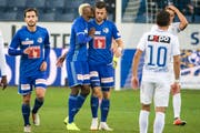 FCL-Angreifer Tomi Juric (Mitte rechts) wird von seinem Sturmpartner Blessing Eleke auf die Wange geküsst, nachdem er diesem zum 1:1-Ausgleich gegen den FC Zürich die Passvorlage gegeben hat. (Bild: Alexandra Wey/Keystone (Luzern, 4. November 2018))