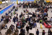 Aufgrund von Drohnenflügen mussten alle Flüge am Flughafen London-Gatwick abgesagt werden. (Bild: Keystone/Tim Ireland)