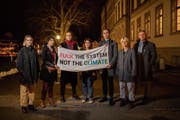 Klare Ansage: Miriam Rizvi (Mitte) und ihre Mitstreiterinnen und Mitstreiter vor der Kantonsschule am Burggraben. (Bild: Benjamin Manser)