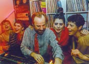 Johnny Lopez an seinem 44. Geburtstag, im roten Kleid seine heutige Frau Myriam. (Bild: Peter Hummel)