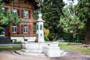Der Krienser Dorfbrunnen am heutigen Standort vor dem Bellpark, wohin er 1972 verlegt worden war. Bild: Manuela Jans-Koch (Kriens, 29. November 2018)