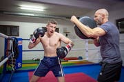 Zino Meuli (links) trainiert im Boxkeller in Wittenbach mit Christian Würgler, der zusammen mit René Engler Meulis Trainerduo bildet. (Bild: Urs Bucher)