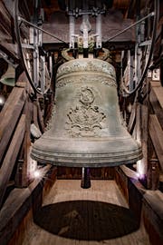 Die prächtig verzierte Ges-Ton-Glocke in der Evangelischen Kirche St. Laurentius in Herisau schmückt ein Bild von Papst Benedikt XIV.