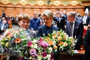 Blumen für die Neugewählten: Viola Amherd (links) und Karin Keller-Sutter. (Bild: Anthony Anex/Keystone, Bern, 5. Dezember 2018)