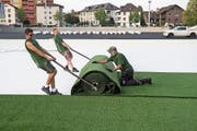 Der Kunstrasen im neuen Kleinfeld-Stadion wird ausgerollt. (Bild: Boris Bürgisser (Kriens, 10. September 2018))