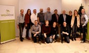 Freuen sich über die eigentliche Geburtsstunde der neuen Wiga-Messe und das neue Logo: stehend von links Rolf Hobi, Susanne Schulz, Rolf Pfeiffer, Päuli Kohler, Hardy Rothenberger, Hansjörg Lutzi, Leone Ming, Sarah Bolter, Georges Lüchinger; kniend Hans Eggenberger, Andreas Müller, Reto Walter und Michael Giger. (Bild: Thomas Schwizer)