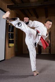 Im Kung-Fu setzt Guido Kessler auch Beintechnik ein. (Bild: Jakob Ineichen, Galgenen, 4. Dezember 2018)