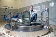 Die Trinkwasserspiegel in den Trinkwasserbrunnen sind so tief wie nie. Brunnenmeister Walter Dillier beim Grundwasserpumpwerk in Sursee. Bilder: Dominik Wunderli (21. Dezember 2018)