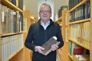 Bürgerarchivar Franz-Xaver Isenring hält das älteste Rechnungs- und Protokollbuch in den Händen. Wegen seines schwarzen Einbandes wird es «Schwarzbüechli» genannt. (Bild: Mario Testa)