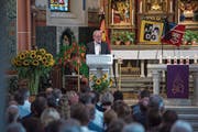 Oscar J. Schwenk, Pilatus-Verwaltungsratspräsident, spricht an der Abdankungsfeier für die verunglückte Familie. (Bild: Dominik Wunderli (Ennetbürgen, 22. August 2018))