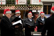 Die Quartettvereinigung Luzern hat 110 Jahre auf dem Buckel. Hier bei einem Auftritt am Weihnachtsmarkt auf dem Franziskanerplatz in Luzern. (Bild: Corinne Glanzmann, 1. Dezember 2018)