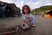 Kinder und Jugendliche erleben in Flüchtlingslagern durch Sport seltene Augenblicke der Freude. (Bild:AP)