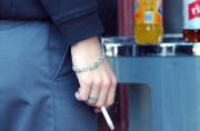 Minderjährige können ab nächstem Jahr keine Tabakwaren mehr in den Läden der Valora-Gruppe. (Bild: Archiv)