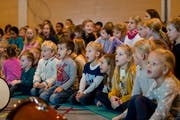 Die Hildisrieder Primarschüler und Kindergärtler beim gemeinsamen Singen. Bild: Philipp Schmidli (21. Dezember 2018)