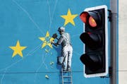In Grossbritannien wird Europa demontiert: Wandbild des britischen Künstlers Banksy in Dover. (Bild: Gareth Fuller/AP (Dover, 11. Dezember 2018))