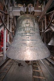 "Künderin der ewigen Liebe Jesu Christi im Allerheiligsten Sakrament" steht auf der zweitgrössten Glocke der Schweiz in der Pfarrkirche in Berneck.