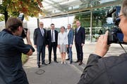 Die frisch gewählte Zuger Regierung (von links): Martin Pfister (CVP), Florian Weber (FDP), Silvia Thalmann (CVP), Andreas Hostettler (FDP) und Stephan Schleiss (SVP). Es fehlen Heinz Tännler (SVP) und Beat Villiger (CVP). (Bild: Stefan Kaiser (Zug, 7. Oktober 2018))