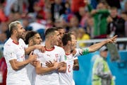 Der Doppeladler – diese Geste der Schweizer beim 2:1-Sieg im WM-Gruppenspiel gegen Serbien sorgte für viel Aufregung (von links): Valon Behrami, Ricardo Rodriguez, Granit Xhaka, Manuel Akanji, Stephan Lichtsteiner. (Bild: Laurent Gilliéron/Keystone (Kaliningrad, 22. Juni 2018))