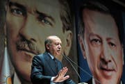 Der türkische Regierungschef Recep Tayyip Erdogan. Im Hintergrund: ein Bild des Staatsgründers Mustafa Kemal Atatürk. Bild: AP (Ankara, 14. September 2018)