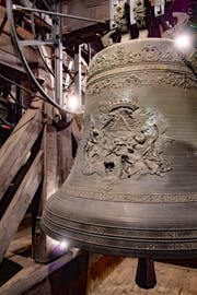 Stelldichein der Engel auf der Rückseite der "Papstglocke".