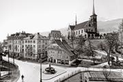 Dorfplatz Kriens um 1930. In der Bildmitte das «Schnäggehuus», links daneben die Drogerie Saxer, beide inzwischen abgerissen. Der Dorfbrunnen musste 1964 einer Strassenverbreitung weichen. Hinten die Galluskirche (vor dem Umbau 1937/38), ganz hinten der Pilatus. Bild: Schweizerische Nationalbibliothek, Eidgenössisches Archiv für Denkmalpflege