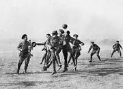 An Weihnachten 1914 spielen britische und deutsche Soldaten miteinander Fussball und schaffen Momente der Menschlichkeit mitten auf dem Schlachtfeld. (Bild: Getty)