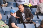 Oliver Schmid auf der Tribüne der Swisspor-Arena im Gespräch mit einem Luzerner Fussballfan. (Bild: Dominik Wunderli (Luzern, 11. Mai 2016))