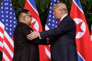 Kim Jong Un (links) und Donald Trump fanden dieses Jahr versöhnlichere Worte. (Bild: Evan Vucci/AP Photo (Singapur, 12. Juni 2018))