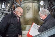 Der Bischofszeller Pfarrer Christoph Baumgartner und der Glockenexperte Hans Jürg Gnehm (rechts) diskutieren Details zur Seuchenglocke.