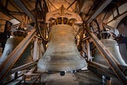 Die kleine C-Ton-Glocke in der Pfarrkirche St. Mauritius gehört nicht zum Vollgeläut. Diese achte Glocke wird nur geläutet, wenn im Gottesdienst ein Todesfall verkündet wird.