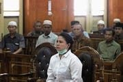 Vor Gericht weil sie sich über die Lautstärke des Gebetsrufs von der örtlichen Moschee beschwerte: Meiliana wurde zu 18 Monaten Haft verurteilt. Bild: Antara Foto/Reuters