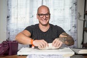 Fabian Kieliger beim Backen in der Wohnung seiner Freundin. (Bild: Manuela Jans-Koch, Oberkirch, 11. Oktober 2018)